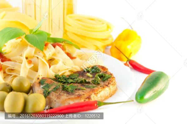 用一塊肉意大利面；橄欖和教堂