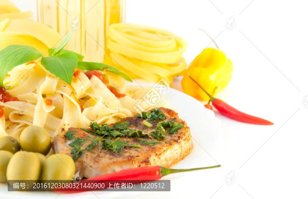 用一塊肉意大利面；橄欖和教堂
