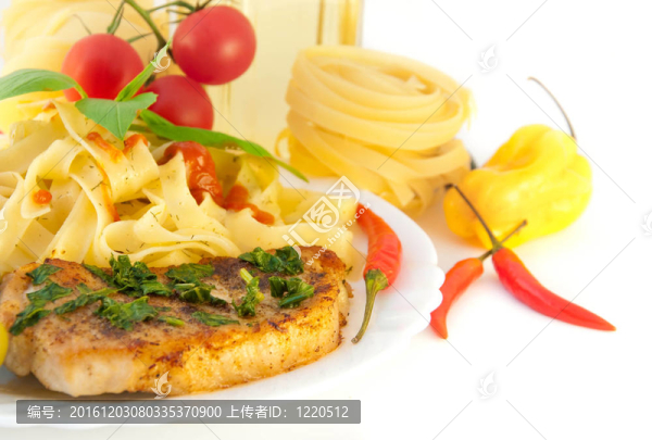 用一塊肉意大利面；橄欖和教堂