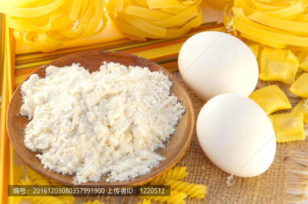 對于一個意大利面和意大利式餛飩準(zhǔn)備面粉和雞蛋；意大利美食