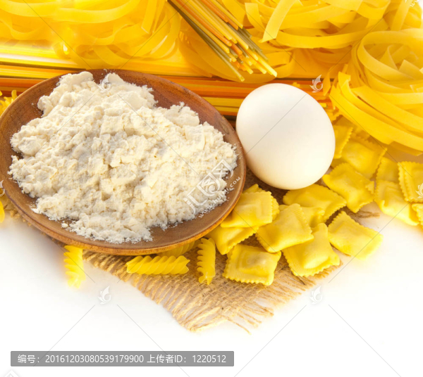 對于一個意大利面和意大利式餛飩準備面粉和雞蛋；意大利美食