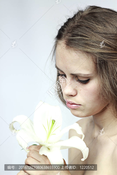 女孩看著一朵白色的花