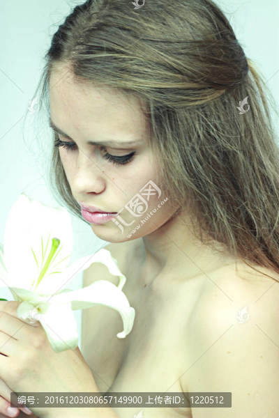 女孩帶著一朵溫柔的花