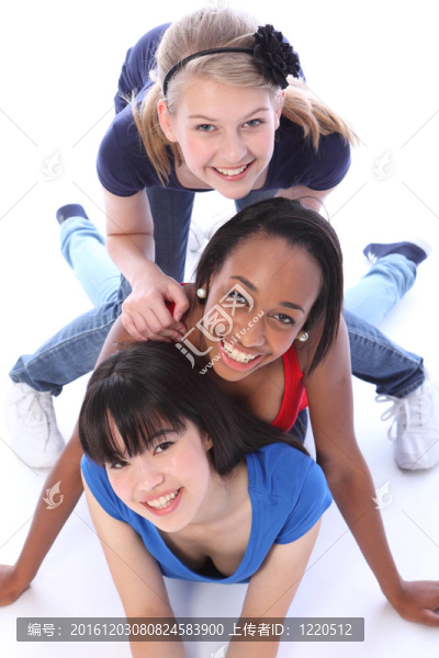 三個混血女孩朋友一起玩