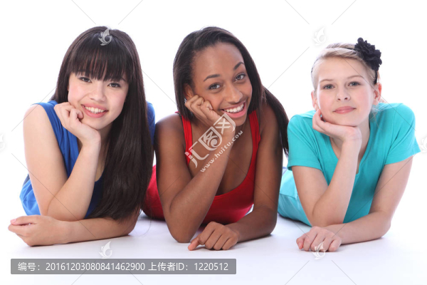 躺在地板上的黑人白人和亞洲女孩朋友