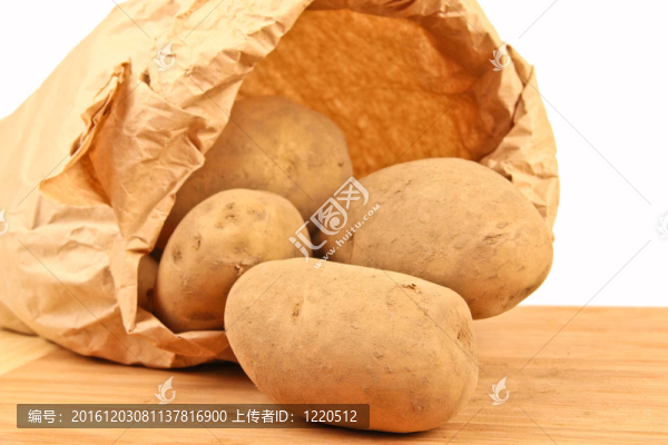 在棕色紙袋里的新鮮土豆