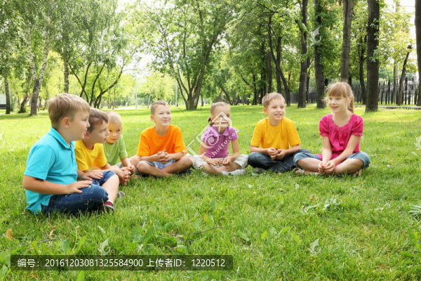 一群孩子一起坐在公園里