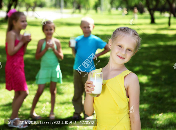 夏日公園里的女孩喝牛奶