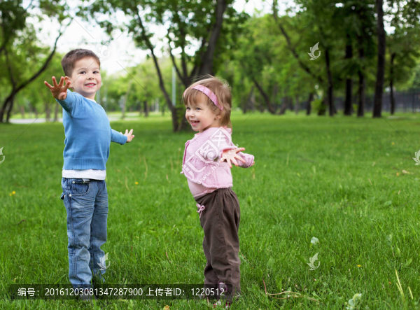 妹妹和弟弟妹妹在戶外