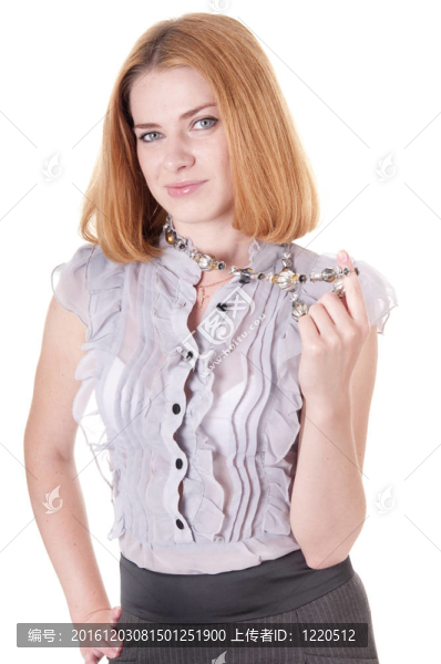 微笑的年輕女子在襯衫和裙子