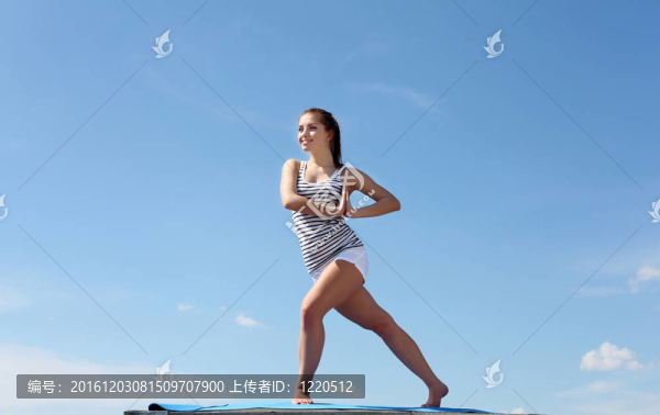 一個年輕女子做運動的畫像