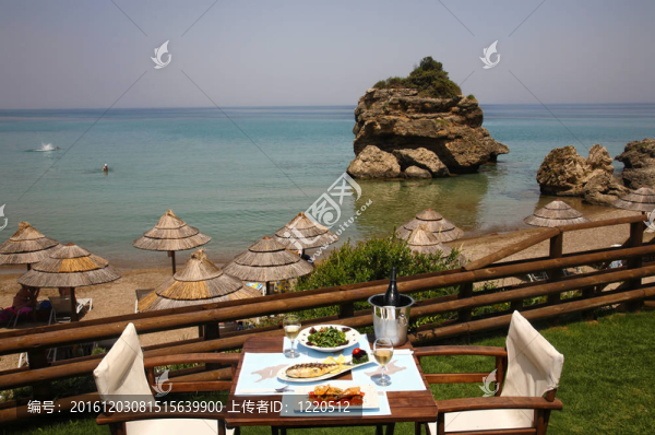 在餐廳的兩個桌子上的午餐