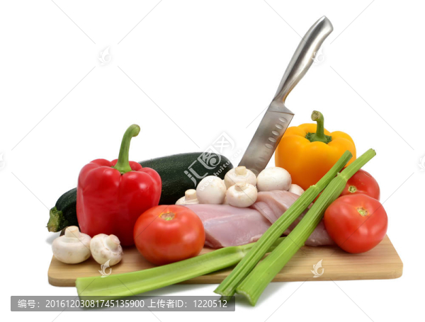 雞肉；砧板上的刀和蔬菜；在白色上分離