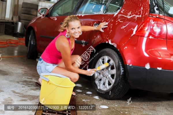 性感的女人洗車