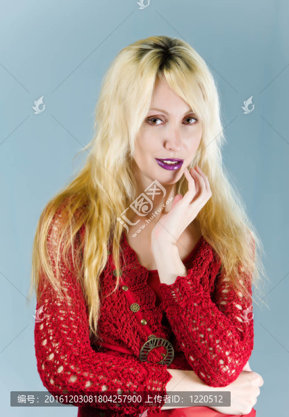 穿著紅色襯衫的年輕漂亮女人