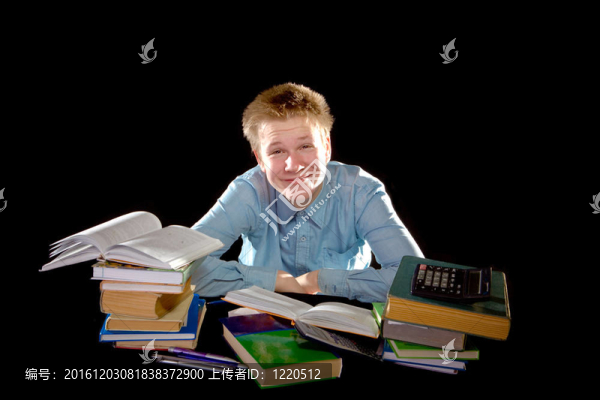 小學(xué)生與成堆的教科書