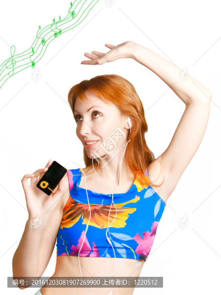 年輕漂亮的女人聽(tīng)音樂(lè)通過(guò)AudioPlayer
