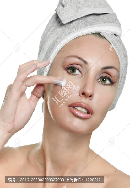 漂亮的年輕女人帶著化妝膏