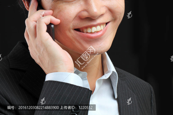 年輕人在黑色背景上移動(dòng)的肖像