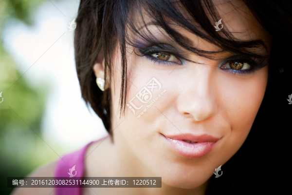 可愛的年輕女人的臉