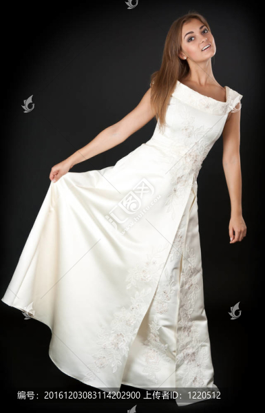 漂亮的年輕女孩在奶油禮服