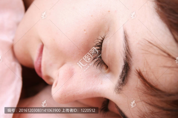 美麗的年輕女人睡覺。