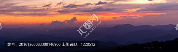 在山上的日落全景