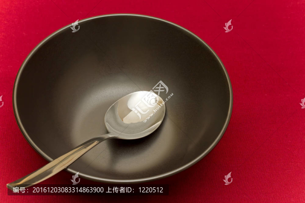 黑碗勺紅桌布