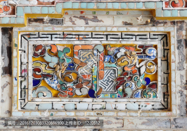 Hue一座帝王宮殿屋頂?shù)募?xì)部設(shè)計(jì)；以美國(guó)為例；在美國(guó)的一個(gè)宮殿里，在屋頂上的屋頂；詳細(xì)說(shuō)明：在美國(guó)的