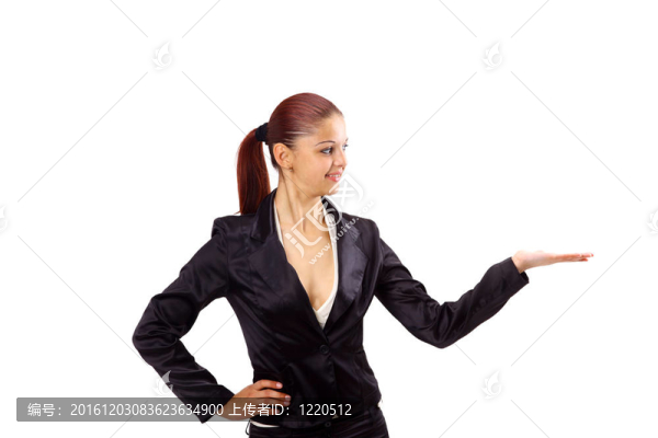 快樂(lè)的年輕女人指向向上