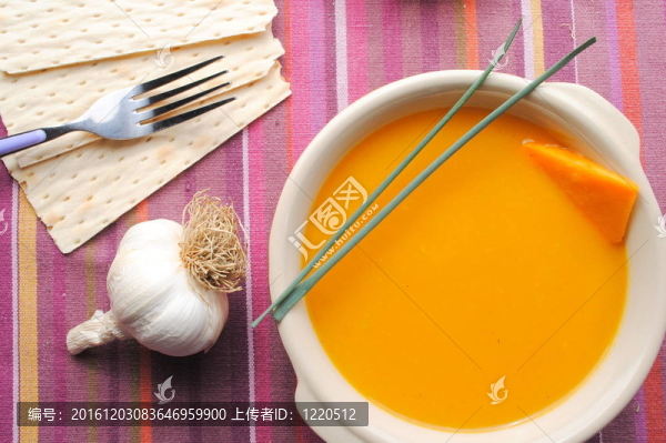 紫色大蒜桌上南瓜湯