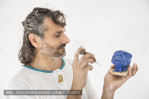 與粘土工作的雕塑家