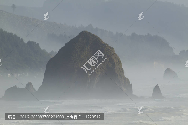 俄勒岡海岸的草垛巖