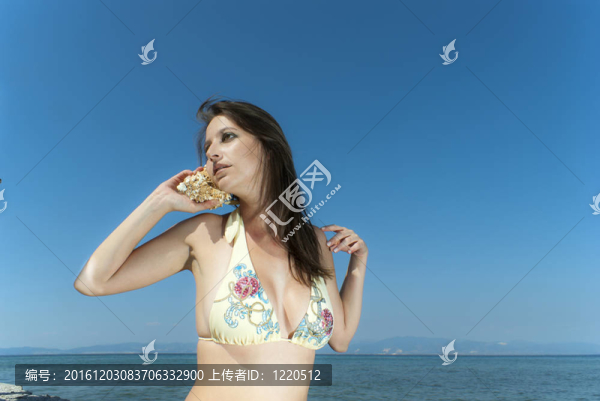 在沙灘上比基尼完美的女孩。