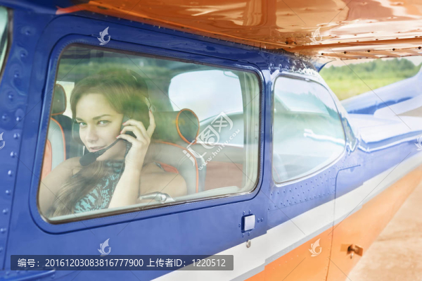 女人在飛機上