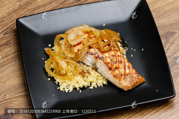 三文魚扒配燒洋蔥和蒸粗麥粉