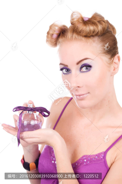 女孩把香水
