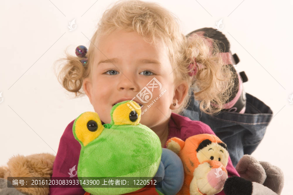 填充動(dòng)物玩具的女孩