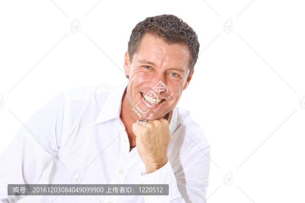一個老人微笑在白色背景的特寫肖像