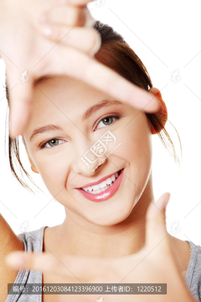 年輕的女人把她的臉