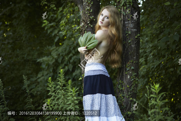 綠色森林中的浪漫女性肖像