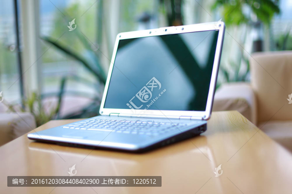 辦公桌上的薄筆記本電腦