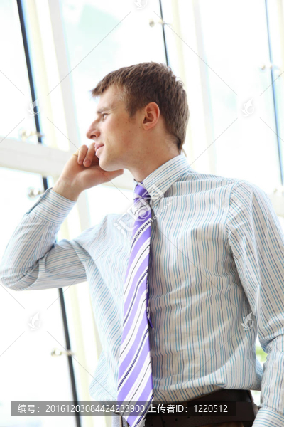 年輕快樂的商家在手機上打電話；戶外；微笑