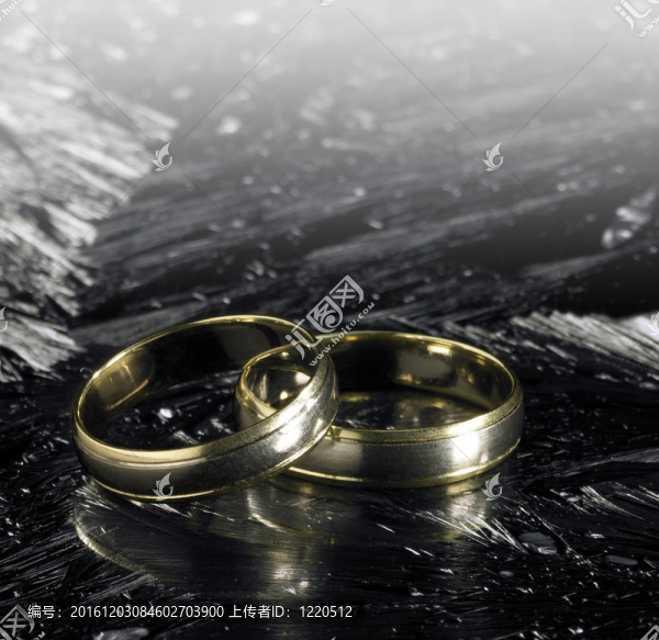 冰面上的兩個金色的結(jié)婚戒指