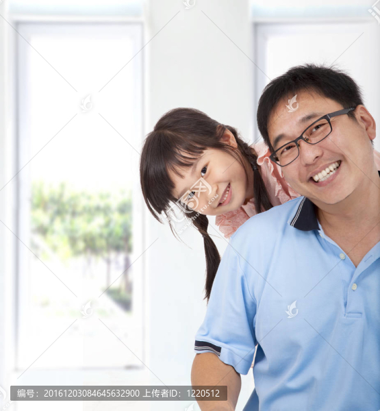 微笑的亞洲女孩和父親