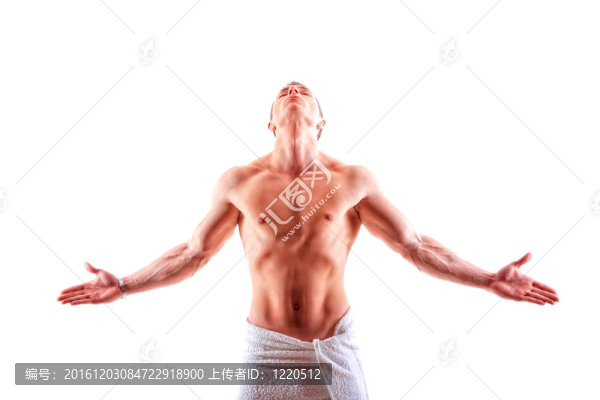 英俊的肌肉男子在毛巾