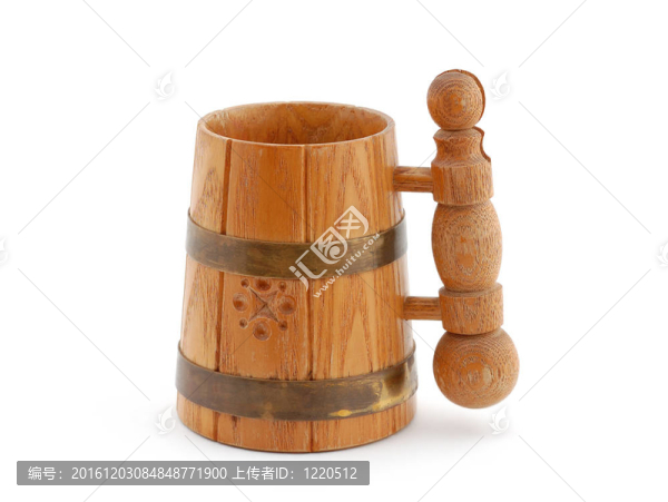白色背景上的老木啤酒杯