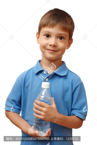 快樂兒童持有一瓶白色背景水