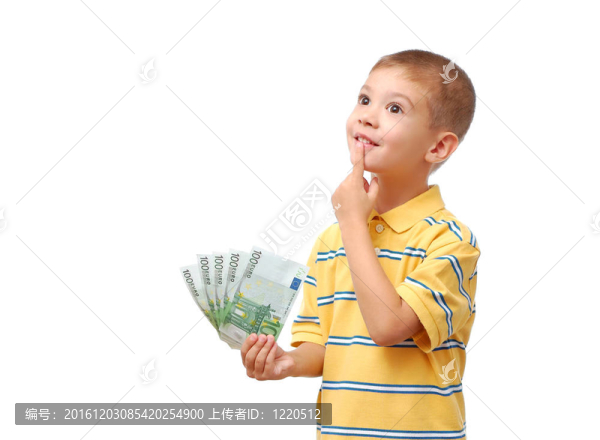 快樂的孩子手里握著白色背景上的錢