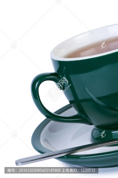 用勺分離杯茶。